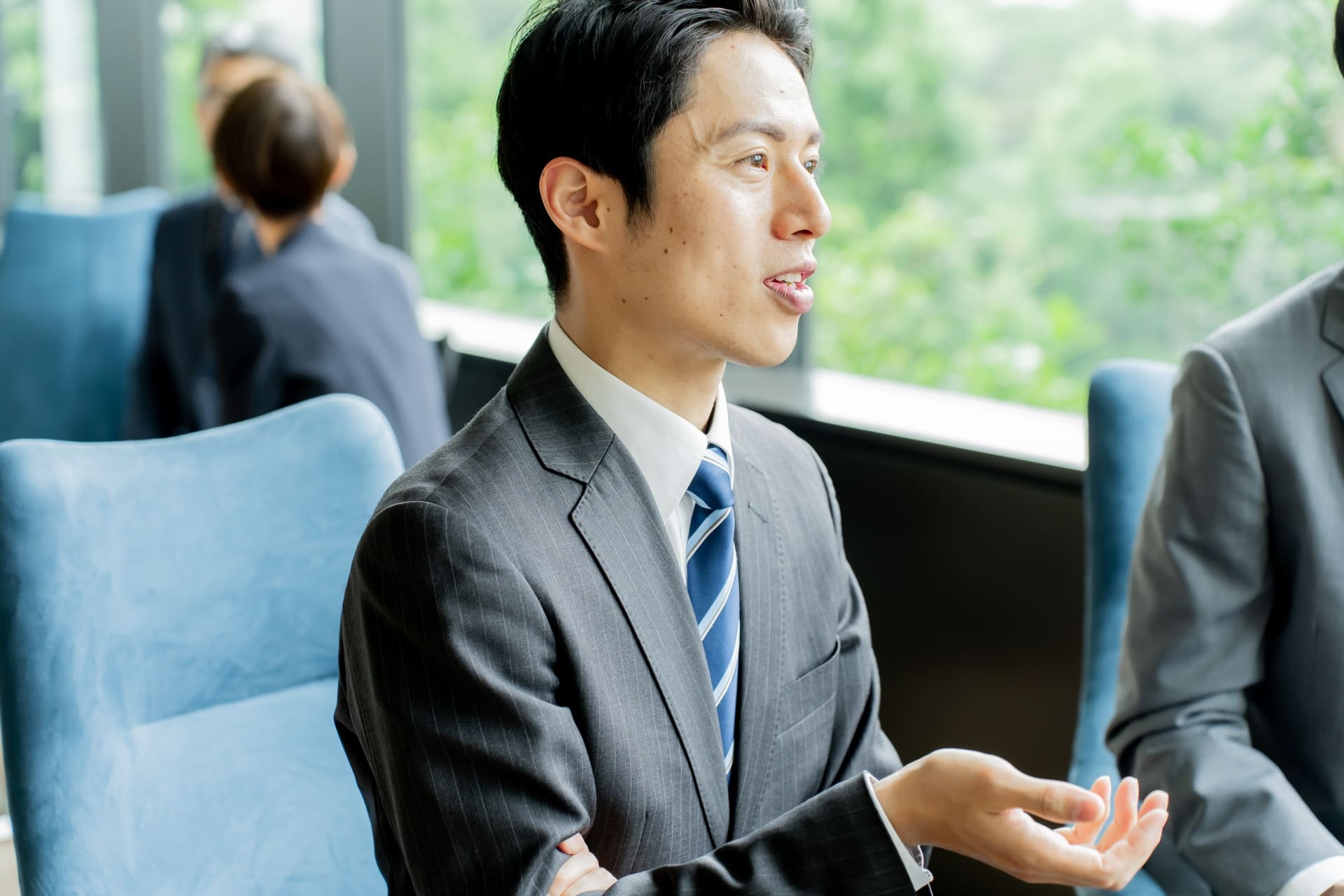 ゼロトラストとは何かを説明する男性のイメージ画像