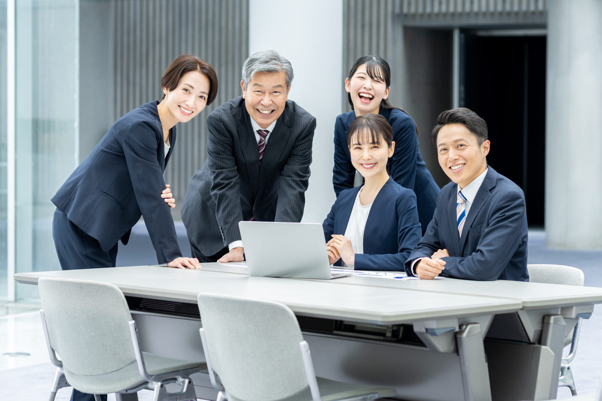 ゼロトラストを導入するメリットを聞く複数名の会社員のイメージ画像